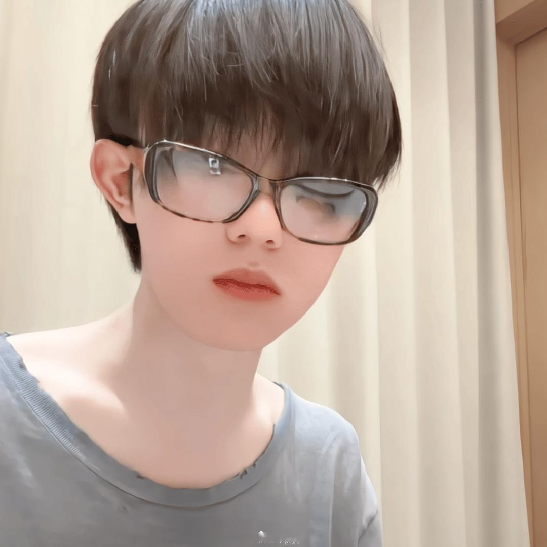 苏新皓舌头怎么了 口腔溃疡的痛感真的很折磨人，更别说舌头划伤，苏新皓全程淡定营业
