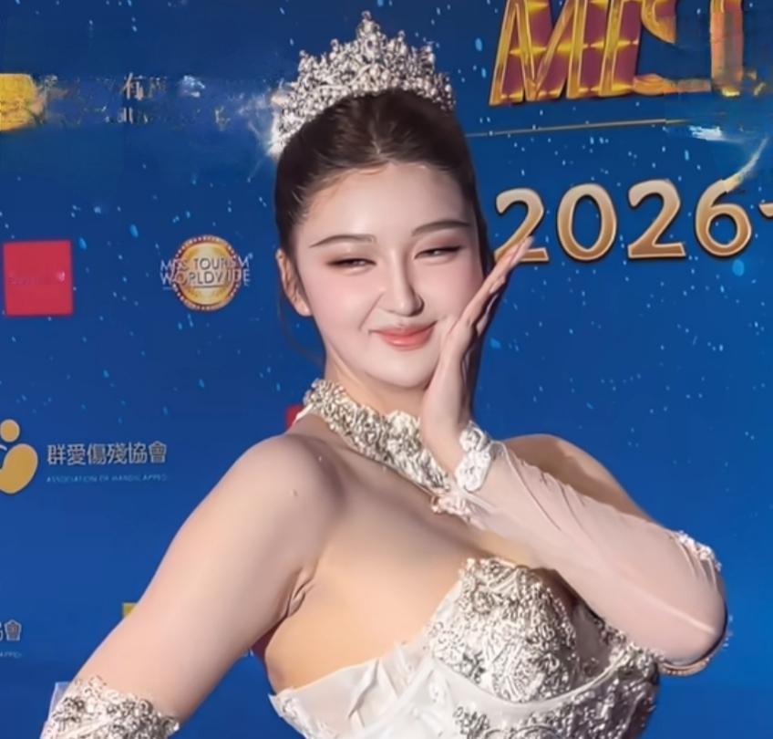 回眸一笑百媚生，
衣裙能否往上拎？
嘎吱窝多褶皱肉，
体重远超百廿斤。

——世