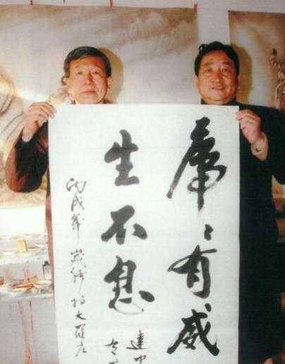 有一次，鞠萍打电话问姜昆：“姜昆你能借我50000块吗？我遇到点困难，”谁知姜昆
