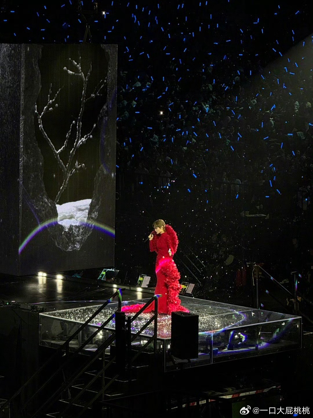 李宇春2026「皇后与梦想」巡演上海站今晚在梅奔开唱，战袍带来Georges C