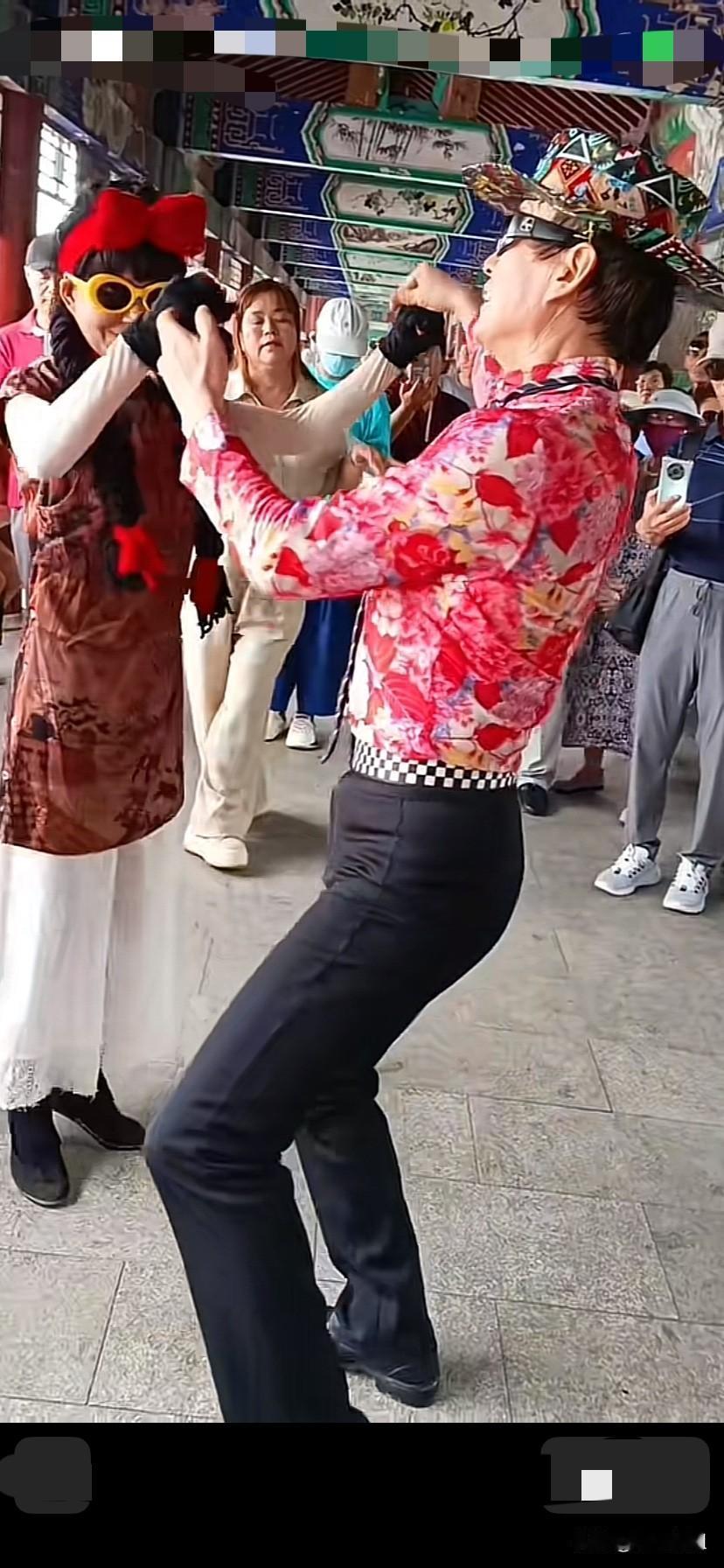 这个打扮像佐罗的大爷，身材极好，总是带着一副墨镜，让人看不出来他的庐山真面目！外