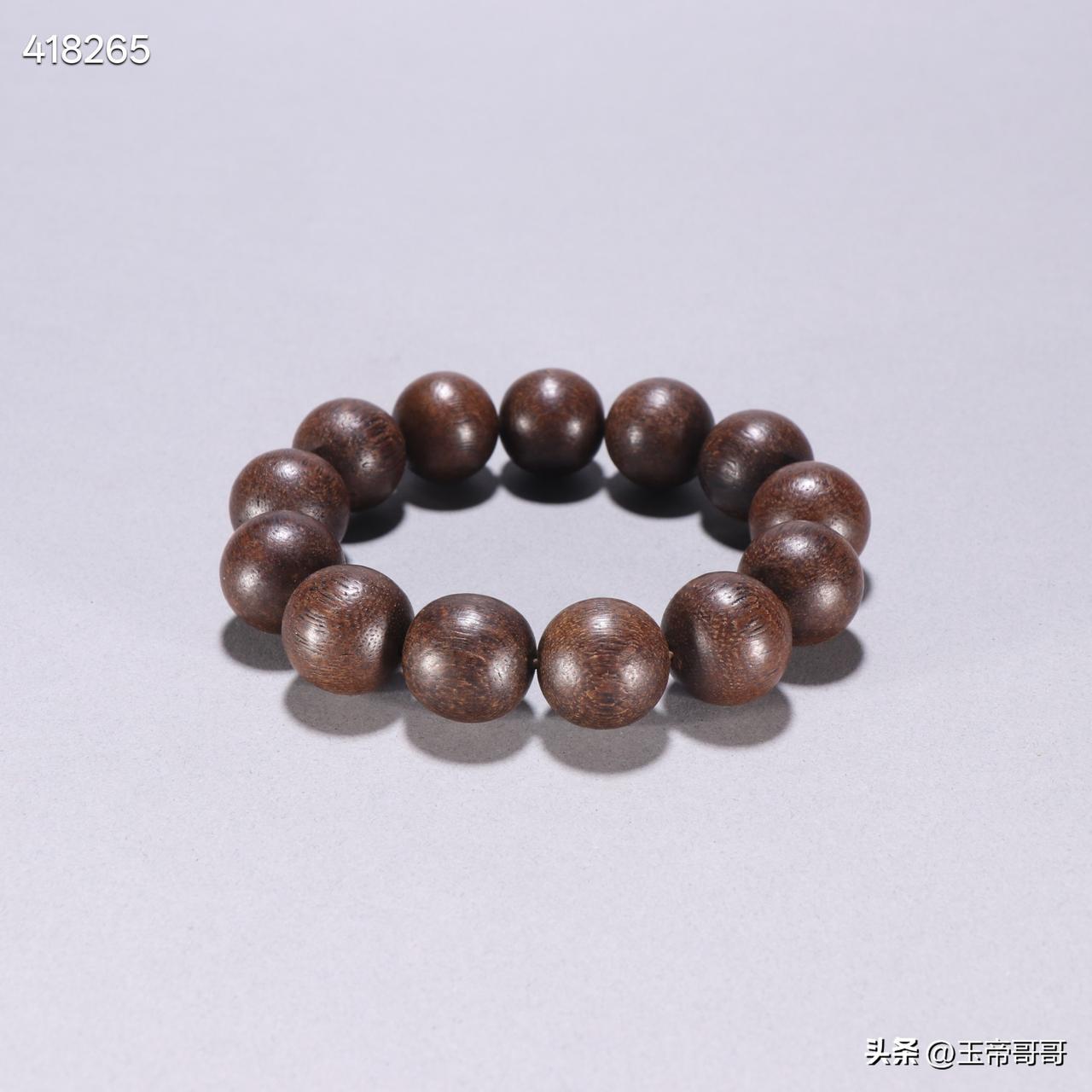 旧藏 沉香手串
规格：珠径1.8cm