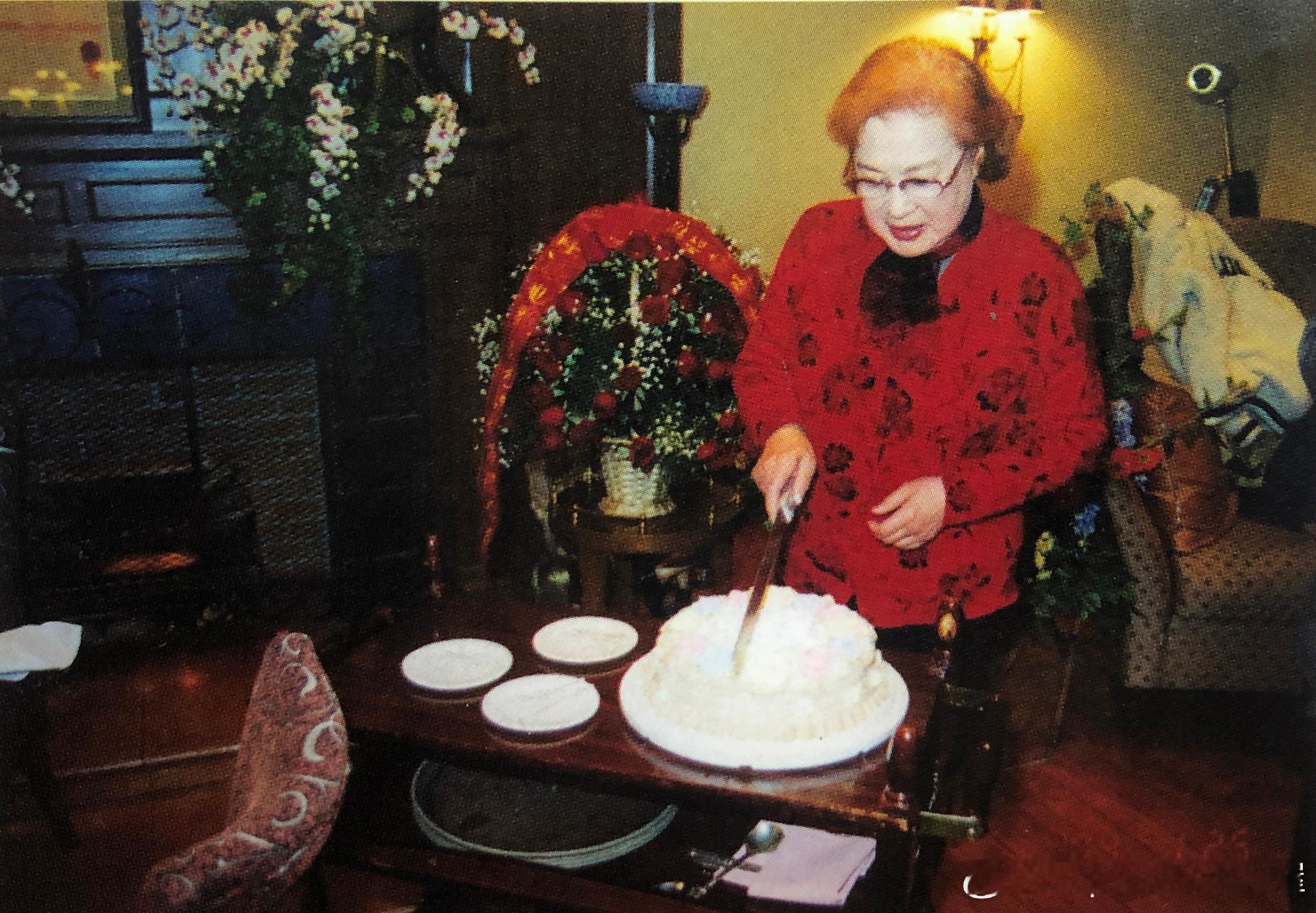 2002年1月31日秦怡喜切80大寿蛋糕历史影像