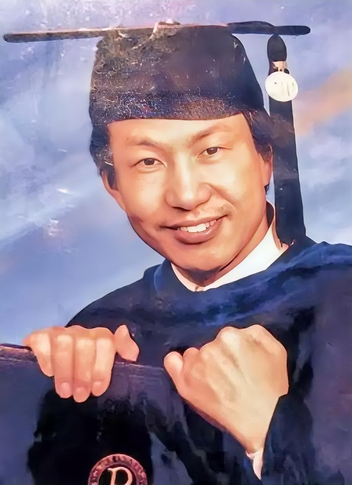 2006年，华裔核物理博士蒋国兵移民加拿大后，为了生存下去，放下了天之骄子的身段