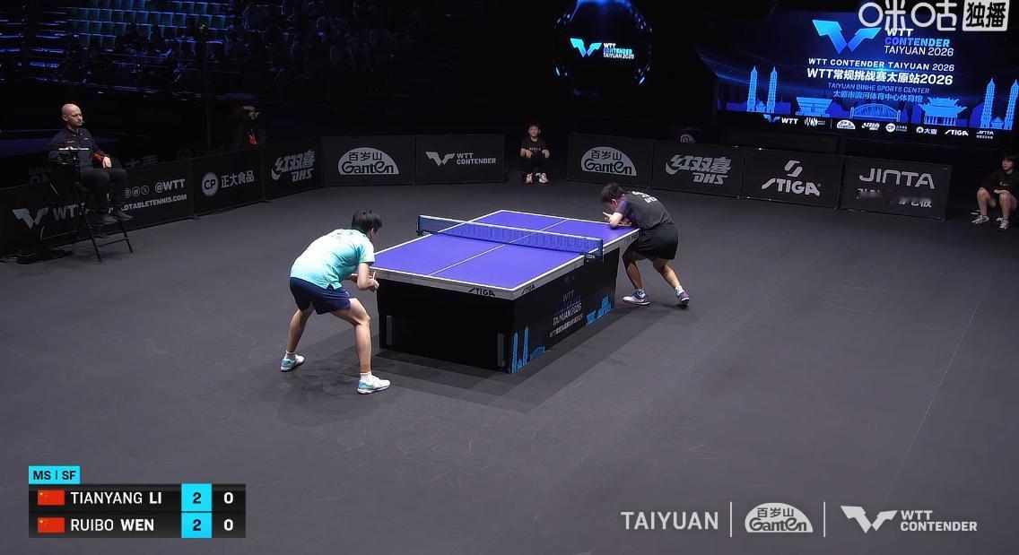 现场球迷怎么一个劲的给李天阳加油，温瑞博一发球就有球迷捣乱，裁判也忍不住提醒，