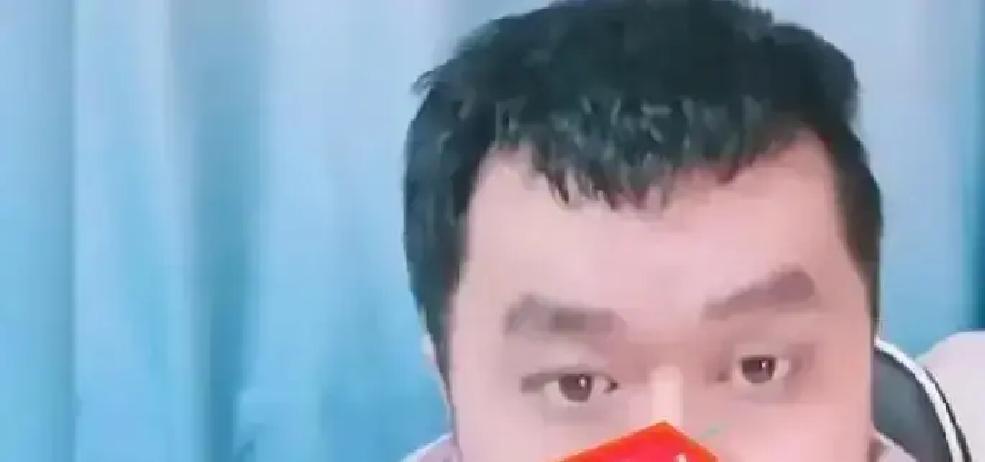 三所学校，零商演，李宏烨被行业拉黑
 
去年他还能跑二十场，今年只剩民办院校肯请