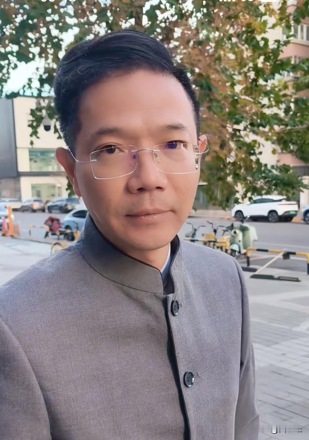 李律的庭审“武器”李律每次庭审前都会紧张地翻看资料，生怕遗漏任何细节。

他会将