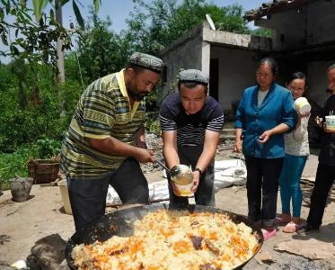 新疆一男子退伍后，在贵州卖羊肉串8年，每串利润不到3毛钱，不料，男子竟将辛苦攒下