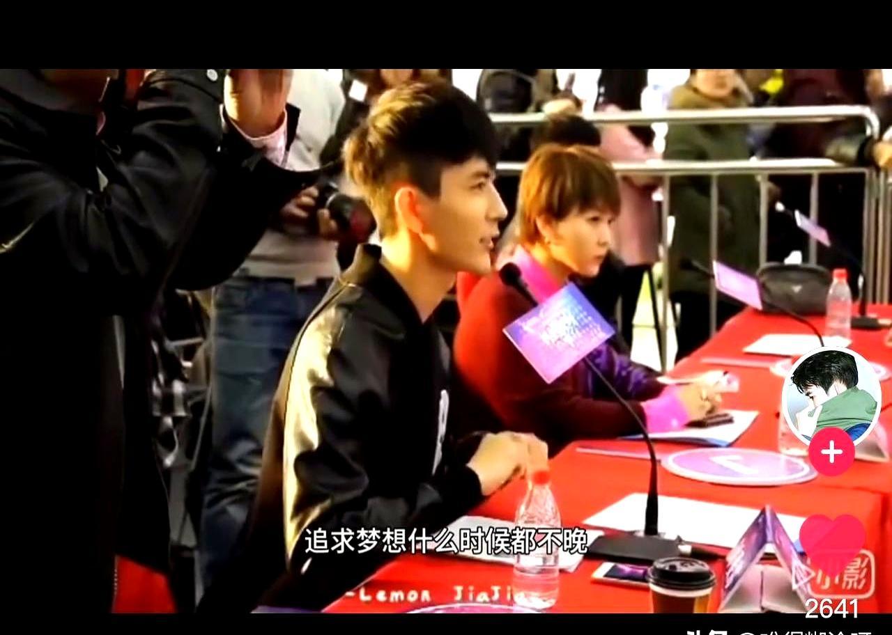 半夜听见我妈在客厅唱歌，我差点报警。那调子跟哭一样，我蹑手蹑脚凑过去，魂都吓飞了