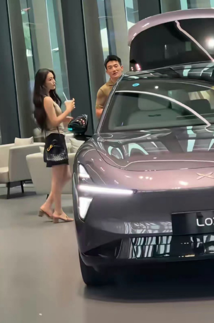 网友偶遇张馨予和何捷到小鹏展厅看车，看样子看的是MONA L03。 ​​​