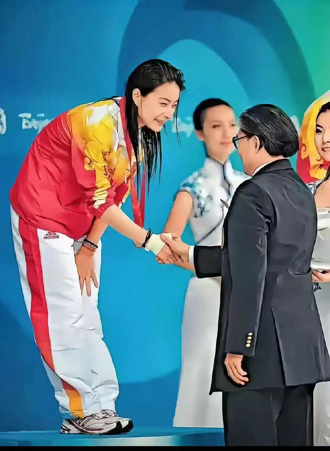 据说霍老爷子有意跟其他颁奖嘉宾换了位置，当时郭晶晶霍启刚还在谈恋爱，霍老爷子就如