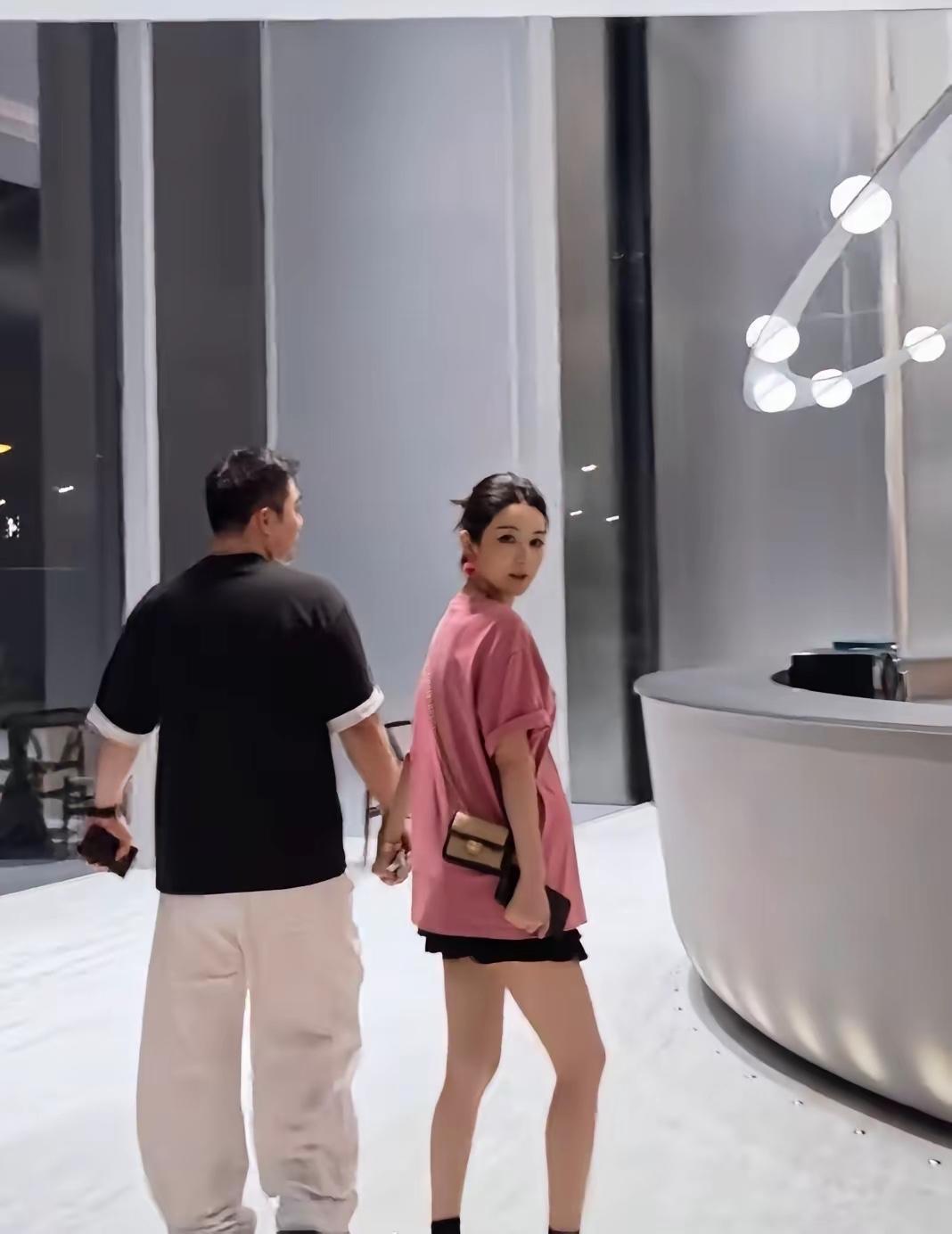 微娅怀二胎了，经历了财富巨浪来袭，原配夫妻还能这么恩爱的，少见啊 