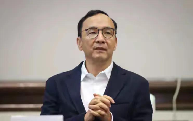 陷入困境的不是卢秀燕，而是朱立伦。

因为现在国民党党内有一种声音就是延后党主席