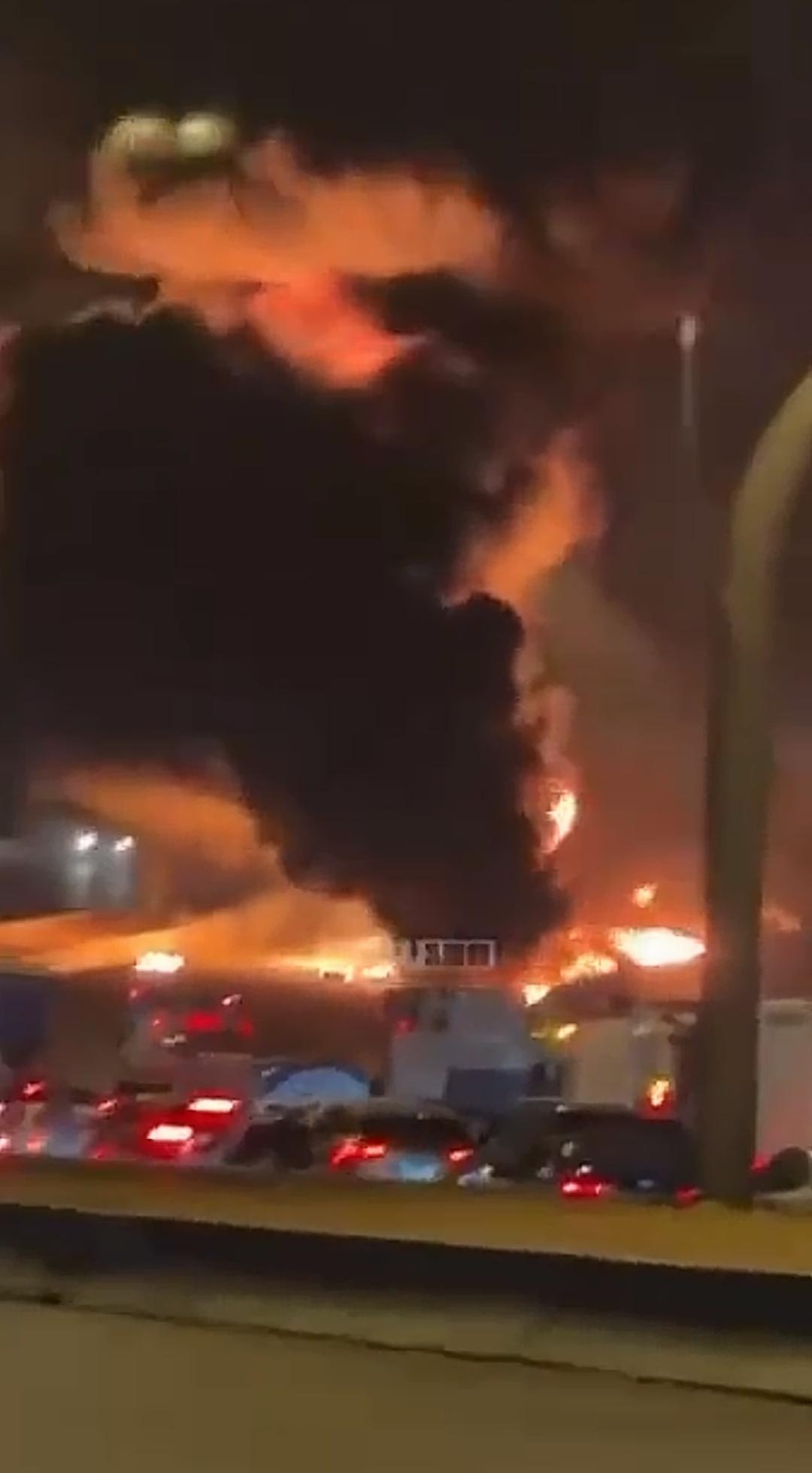 美国驻沙特大使馆办公大楼遭无人机袭击燃起熊熊大火。媒体报道，袭击美国驻沙特大使馆