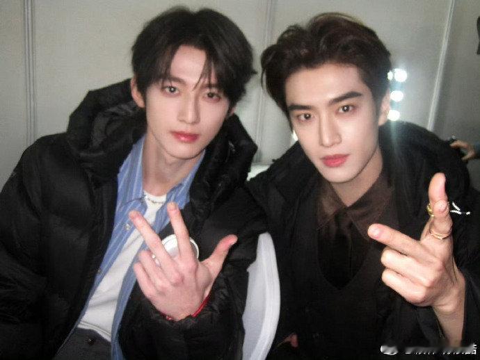 一张伟大的脸旁边又是一张伟大的脸 谁被这同框惊艳到了🥰一位是优雅权威的化身，从