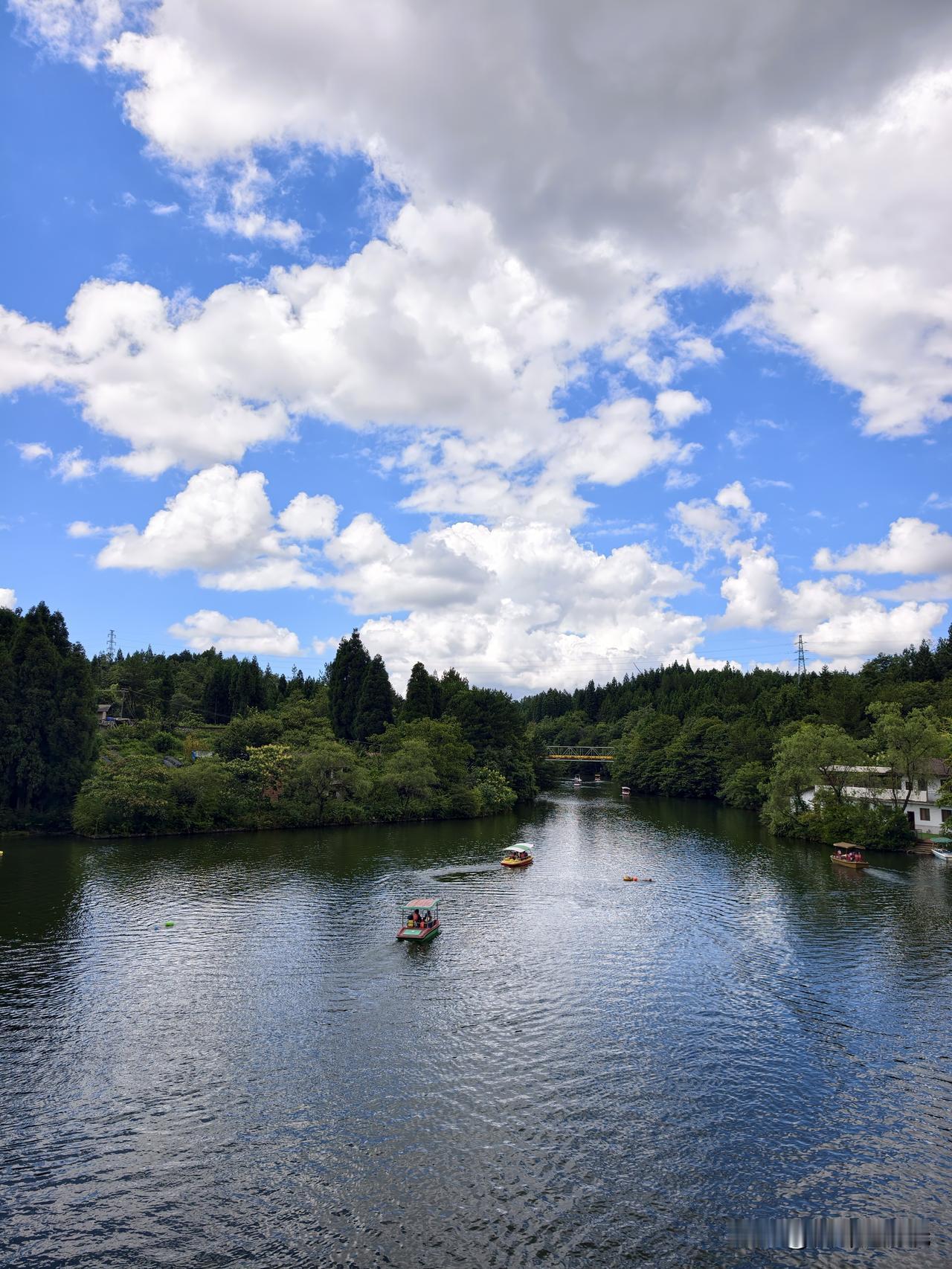 来到黄水月亮湖，青山环抱一汪碧水。
   游船慢悠悠划过湖面，荡开层层涟漪。
 