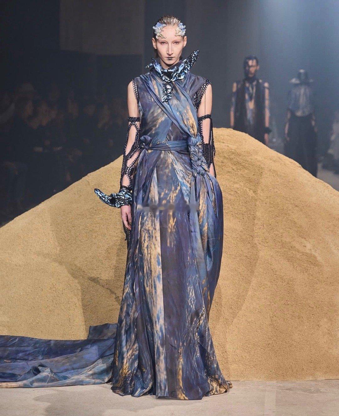 在撒哈拉沙漠迷失方向的设计师，带回了人类文明在时间尽头的倒影。Yuima Nak