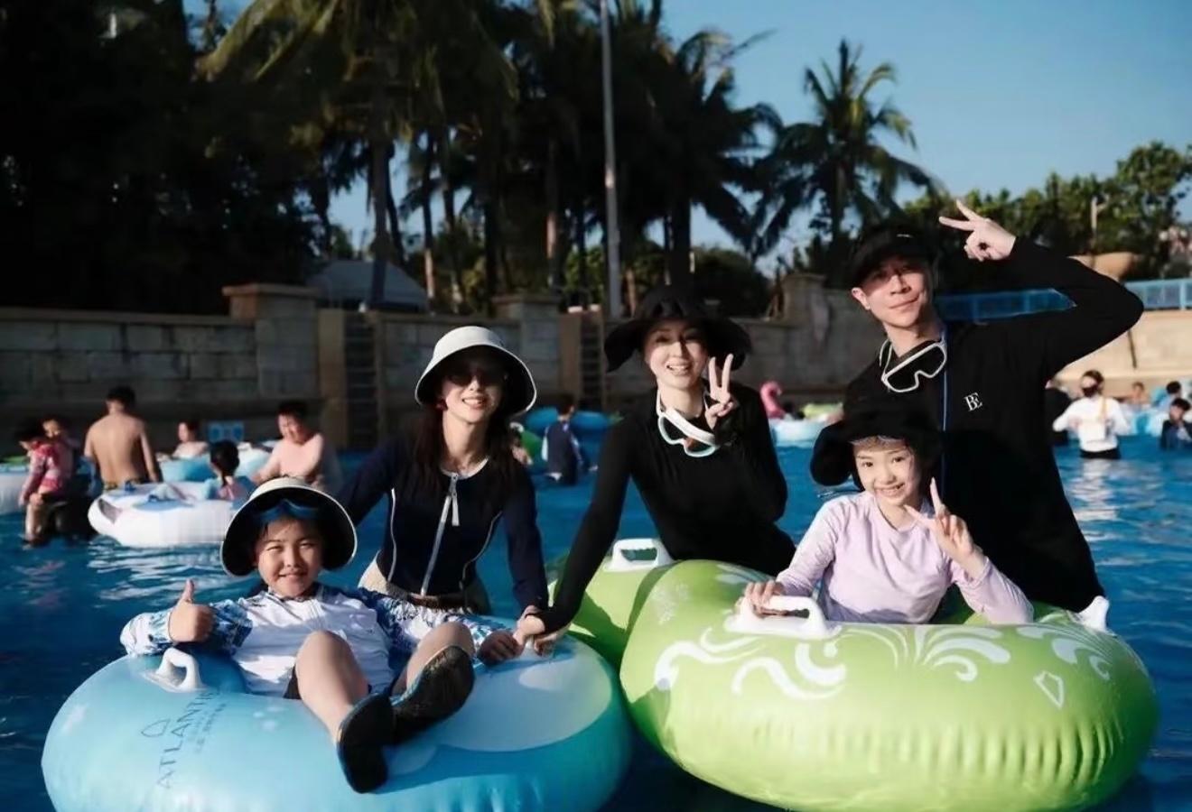 董璇张维伊带小酒窝抓螃蟹理性讨论 张维伊风评是不是好转了 一家人很幸福啊 