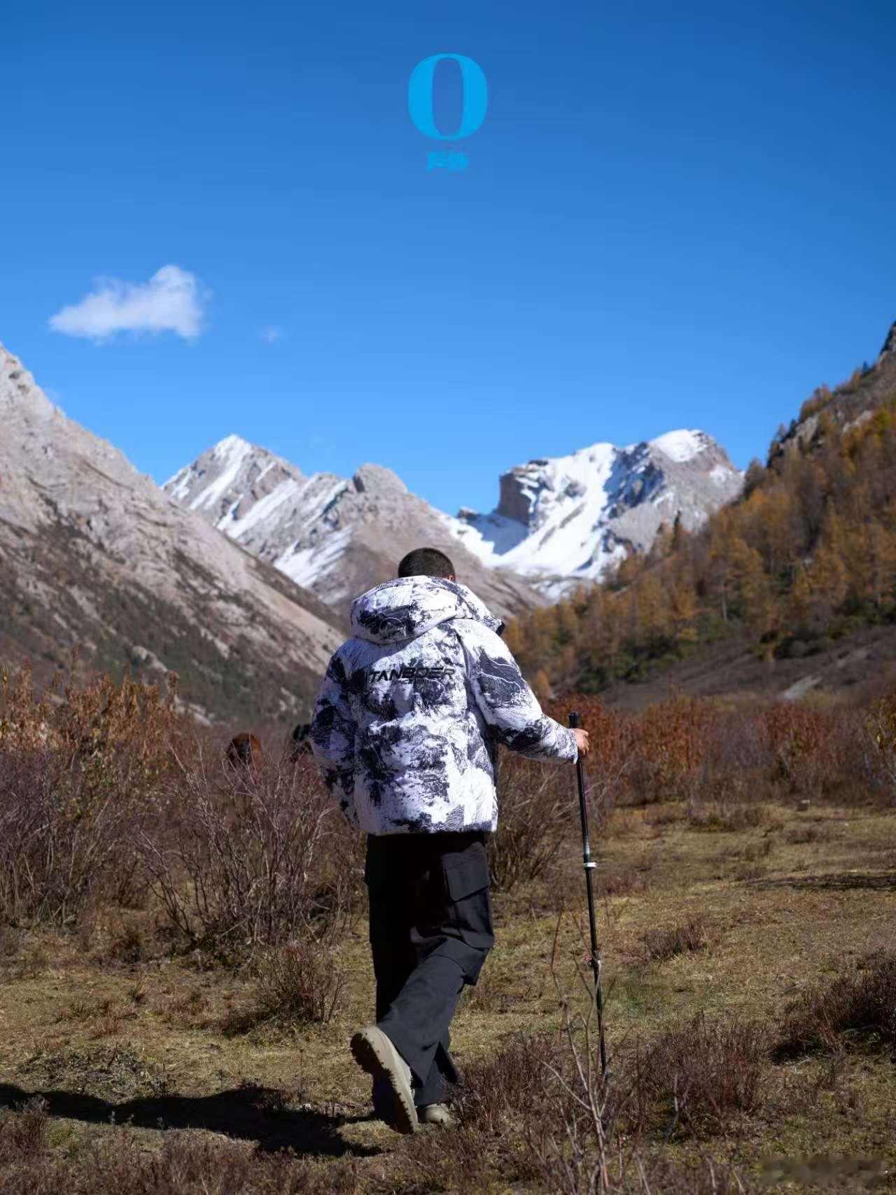 当城市的喧嚣褪去，山野便成了他最熟悉的归宿。第十五次行走，镜头捕捉到的不是一个明