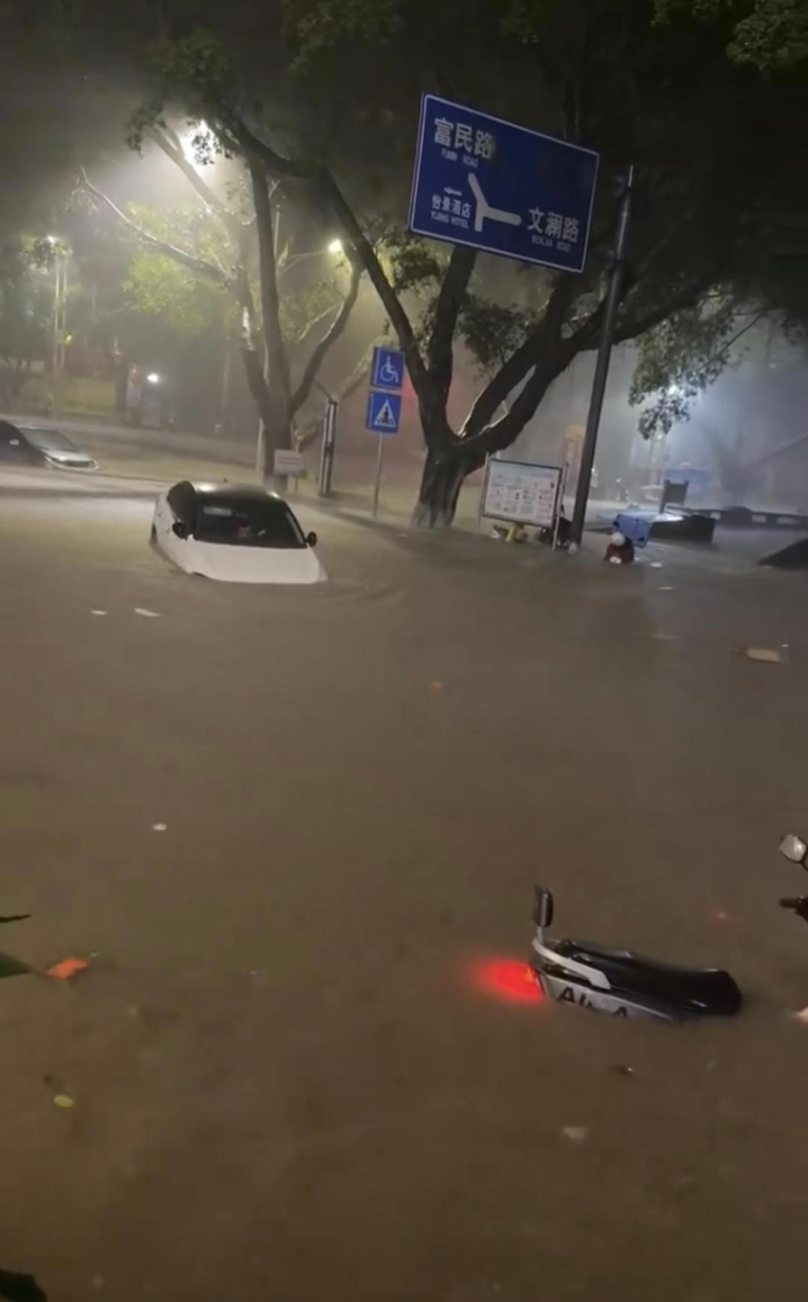 梧州遇强降雨致多小区车库积水倒灌极端暴雨突袭梧州，多个小区地下车库瞬间被淹，满地