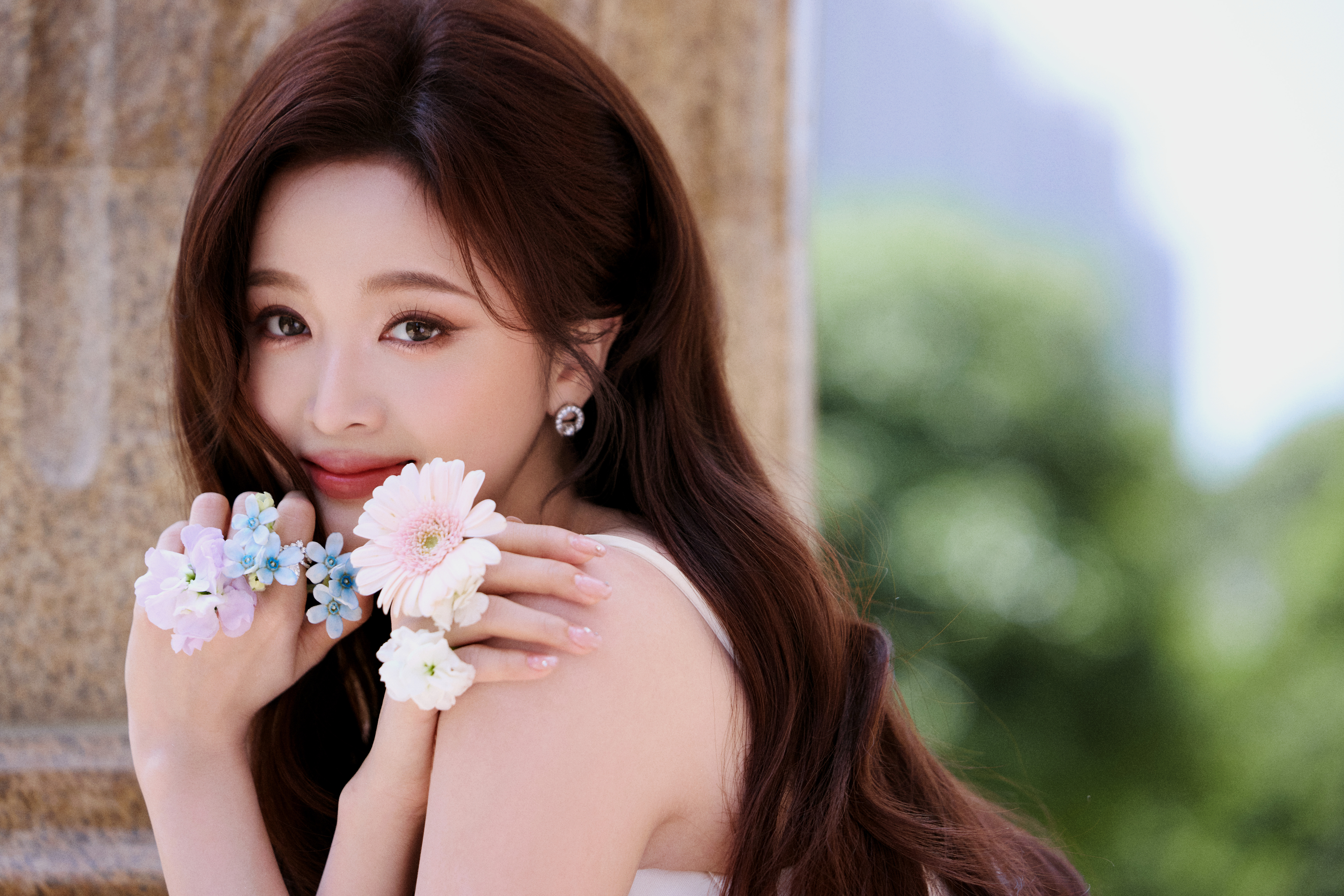 吴宣仪 金色彩带雨中的吴宣仪