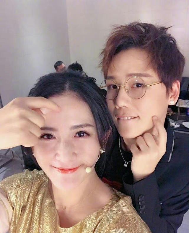 还是薛之谦体面，他的粉丝因为刘维去谢娜演唱会，在刘维微博评论区留言说刘维忘本，背