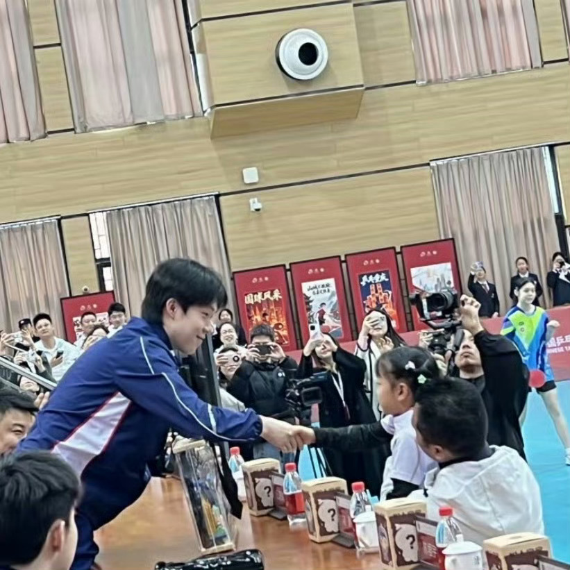 9岁小球员送王楚钦重庆拼图太喜欢楚钦和小朋友的互动啦，楚钦哥哥好温柔🥰 