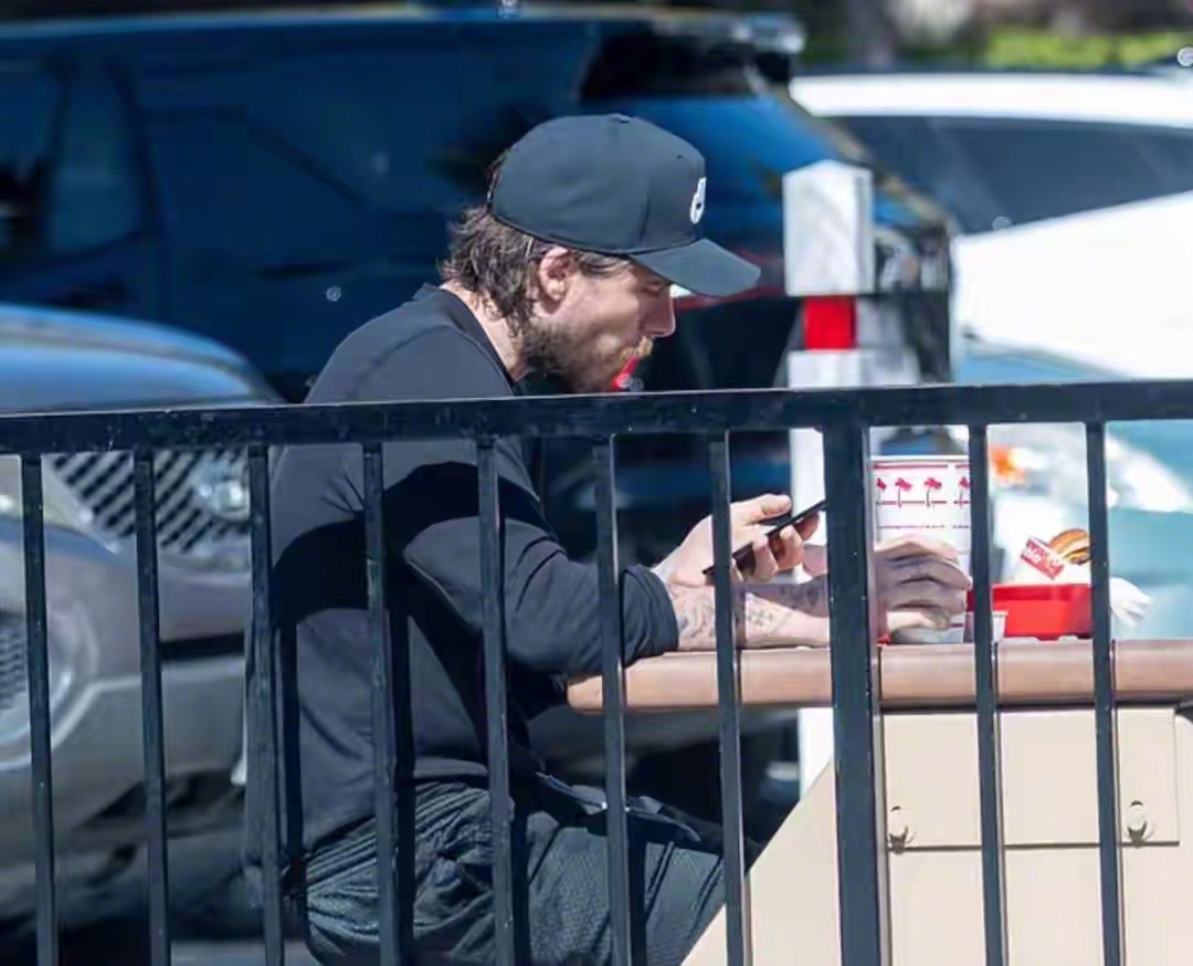 贝克汉姆一家在纽约高调亮相，大儿子布鲁克林在洛杉矶独自吃饭。 