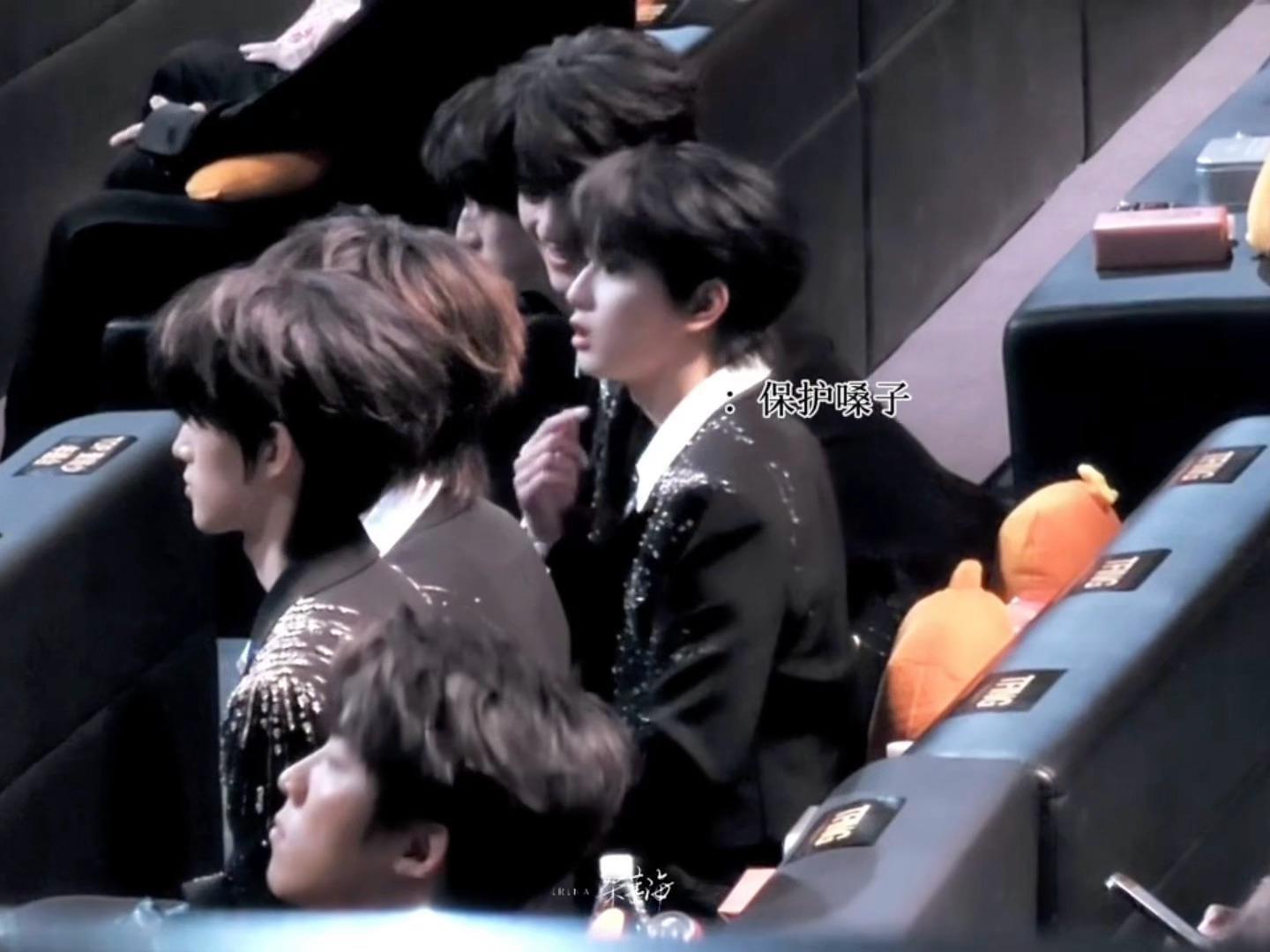 粉丝：穆祉丞～～～穆祉丞：🤫保护嗓子！穆祉丞 祖宗们小声点