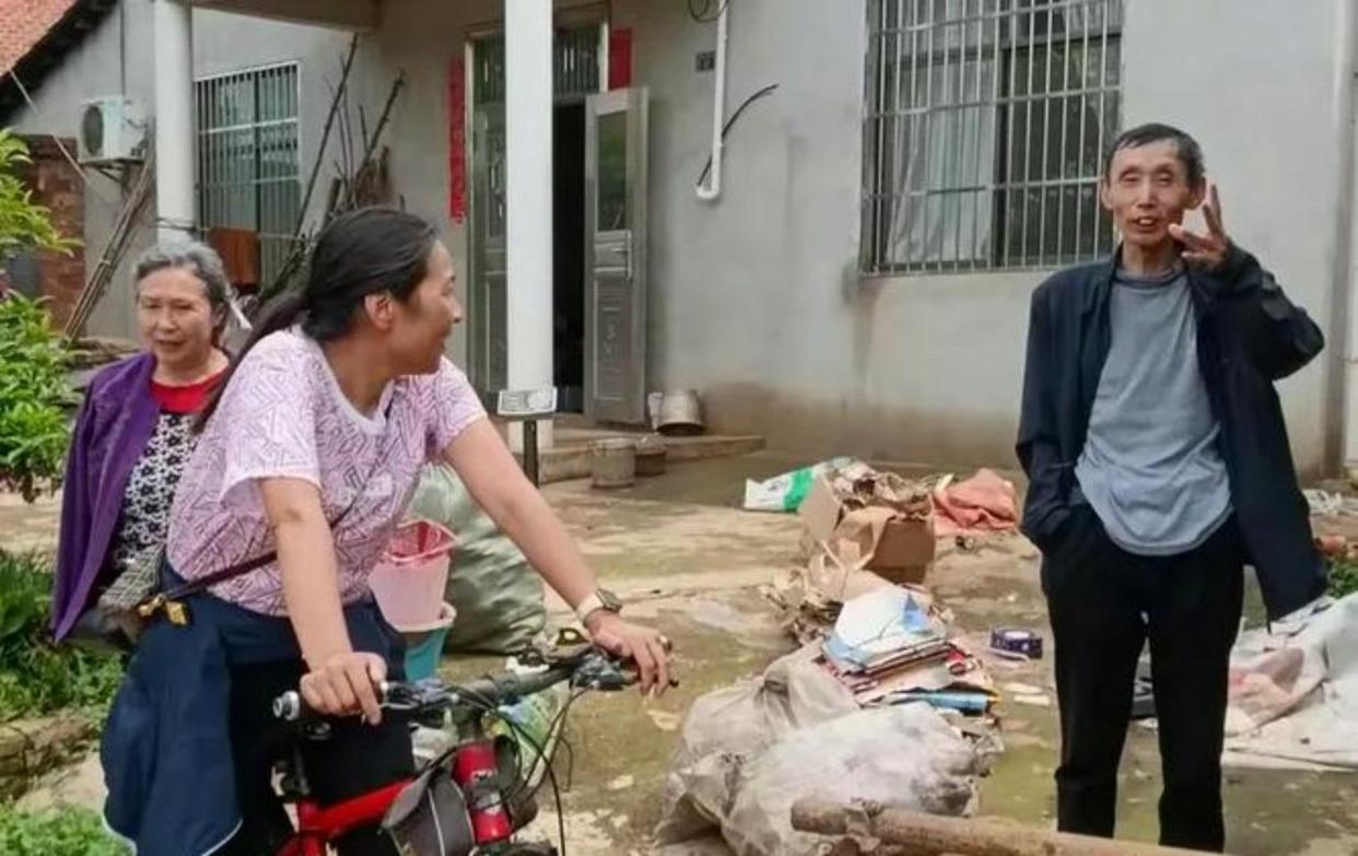 浙江，6岁女孩被寄养到陕西，一个农民家里。6年后，亲生父母强行把她领走。谁料，女