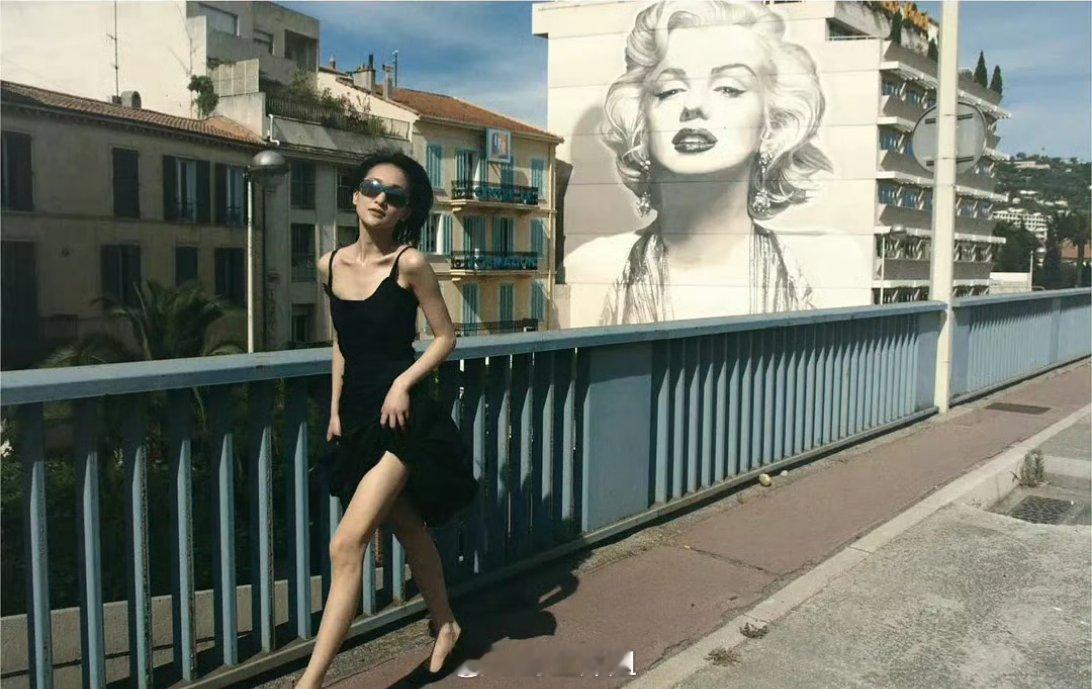 哇哦哦，周迅在2006年戛纳街头的街拍照，真的是很随性的美啊，随手一拍都很好看的