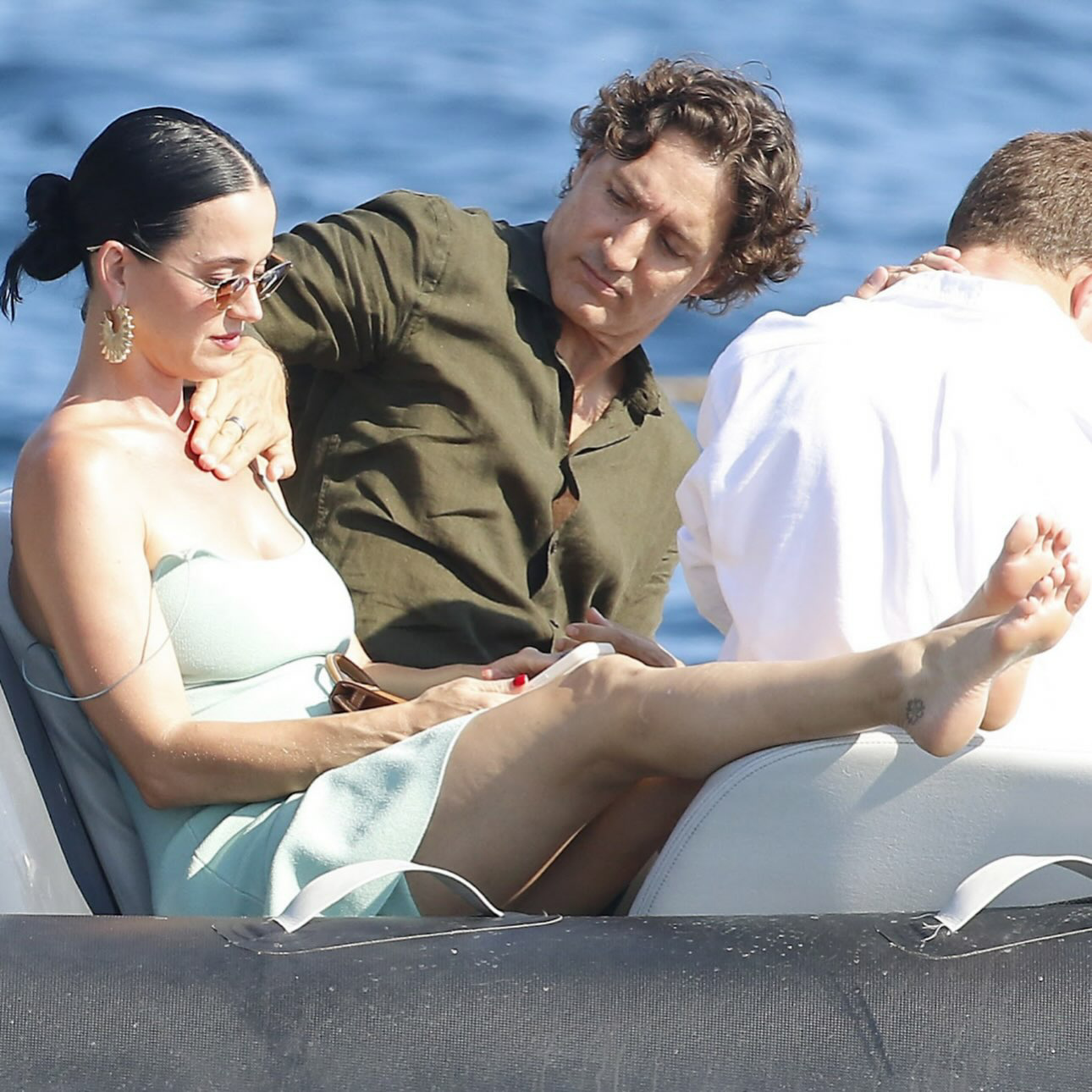 Katy Perry 男友帮水果姐涂防晒 