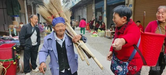 忠县这位百岁老人的故事，都刻在这双“闲不住”的手里
俗话说：家有一老如获一宝。在