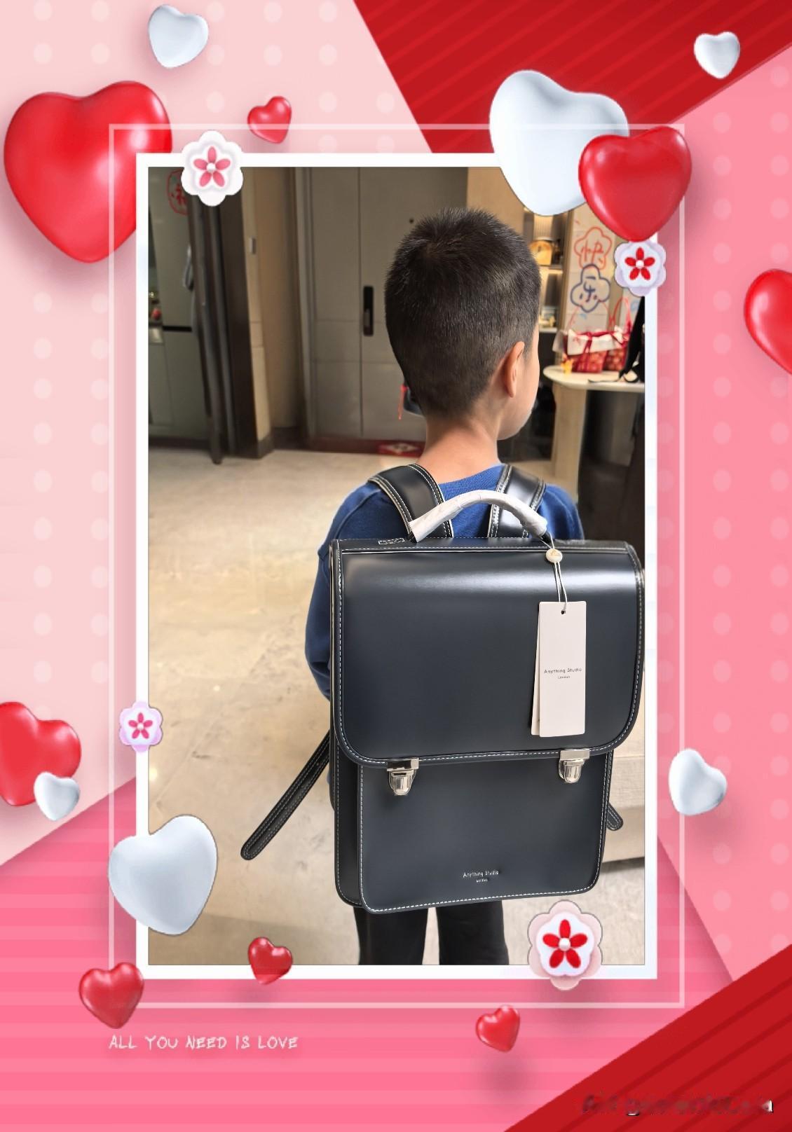宝宝背上新书包。
新书包是今天由无锡带到上海家里，让宝妈拆封，宝爸妈让宝宝试试，