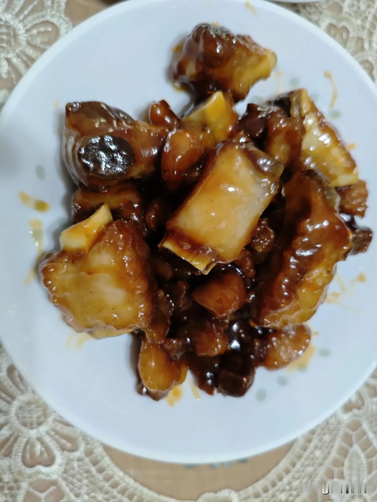 中秋佳节之际，到菜市场去买了一些菜，排骨、鸡尾虾、鸡，以及一些蔬菜。
回到家以后