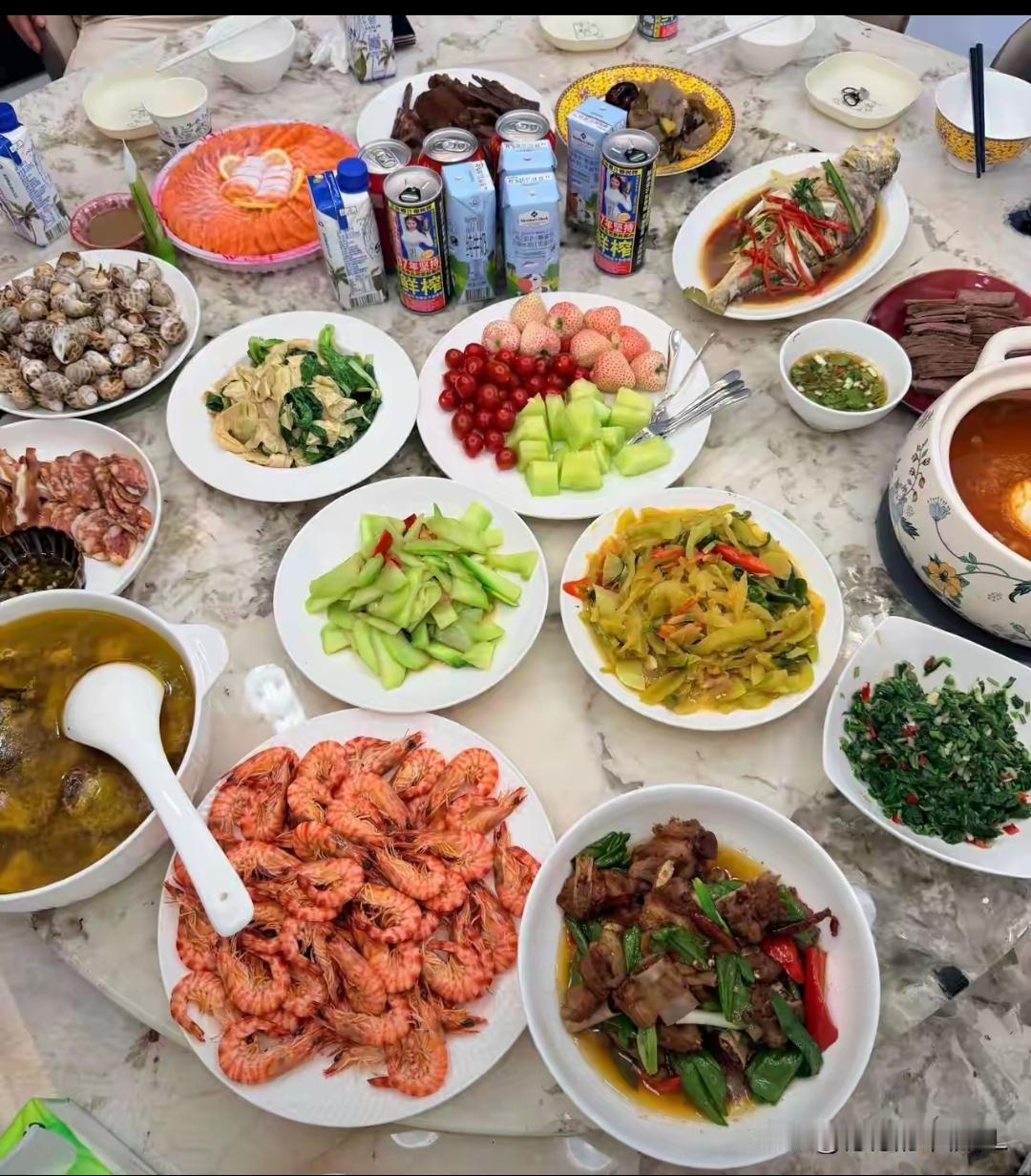 第一次去女朋友家，她的妈妈准备了一桌饭菜招待我，大家觉得她妈妈认可我了吗？