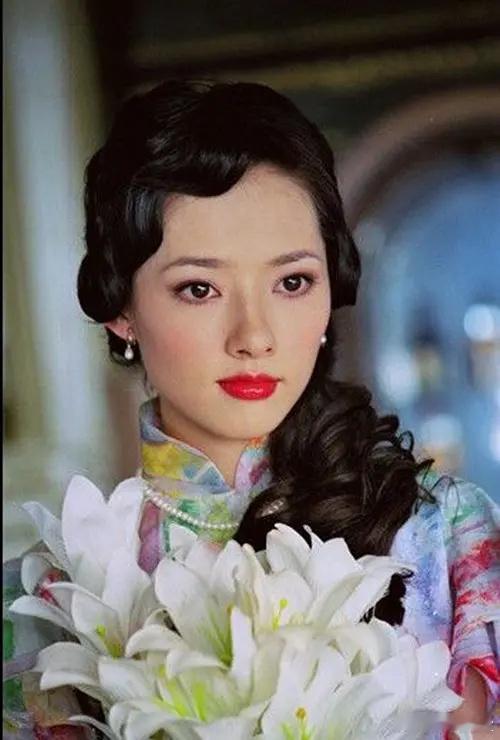 20年前向太儿媳郭碧婷和黄圣依合作过一部剧《金色年华》，编剧是于正。奇妙的缘份​