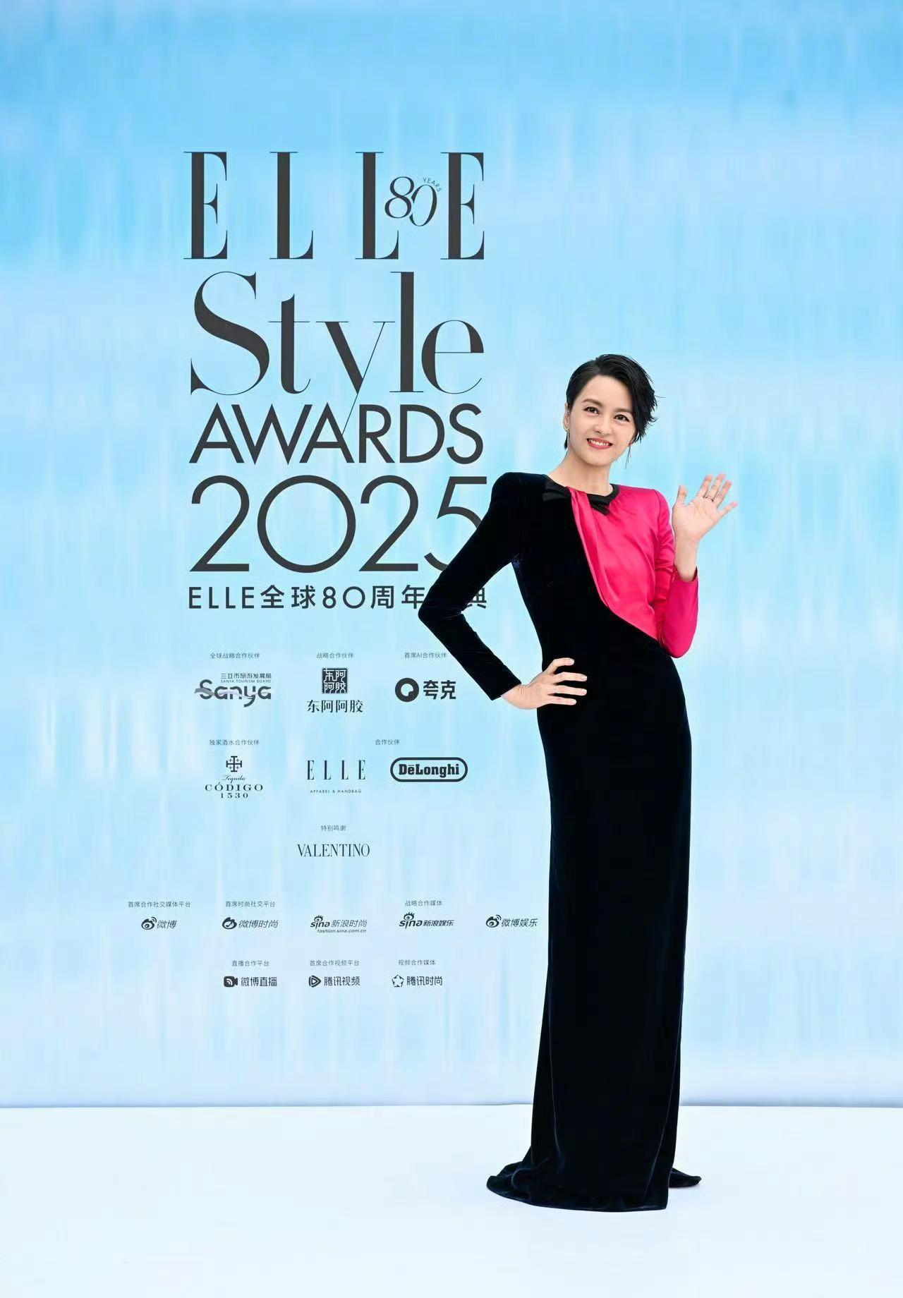 梁咏琪最让人佩服的不是她那不老神颜，而是她保持数十年如一的短发！

如今49岁的