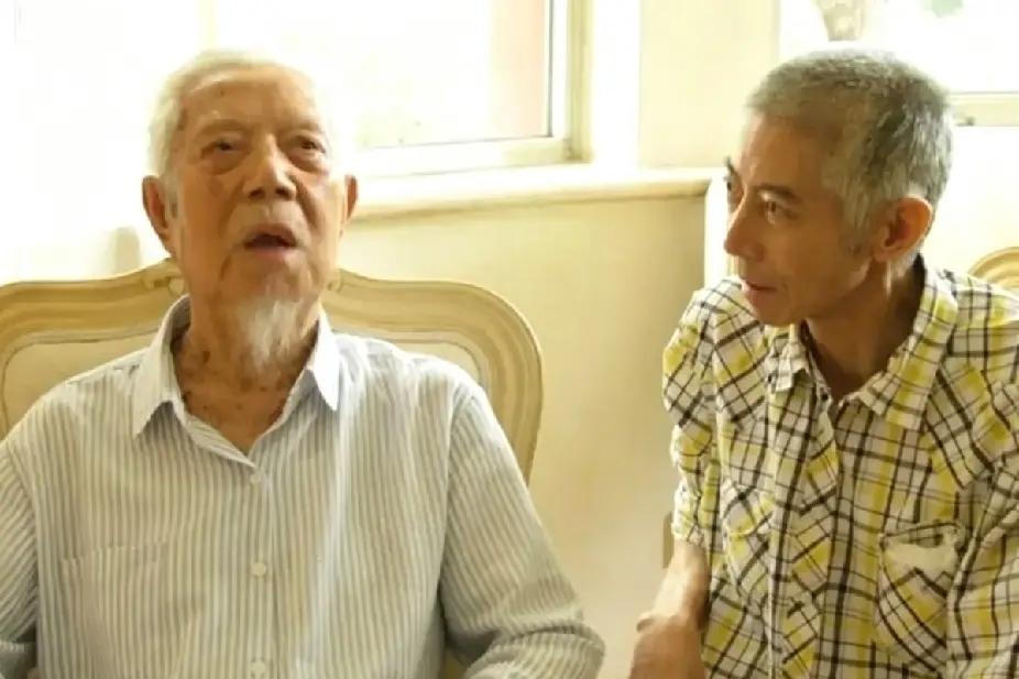 邓力群晚年的留影，这一张照片拍摄于2011年，地点在北京邓力群的家中，左侧端坐的