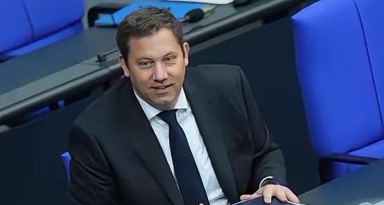 德国财长拜尔说了两句狠话，第一句是“我们不要中国垃圾！”第二句是：“德国决不当傻