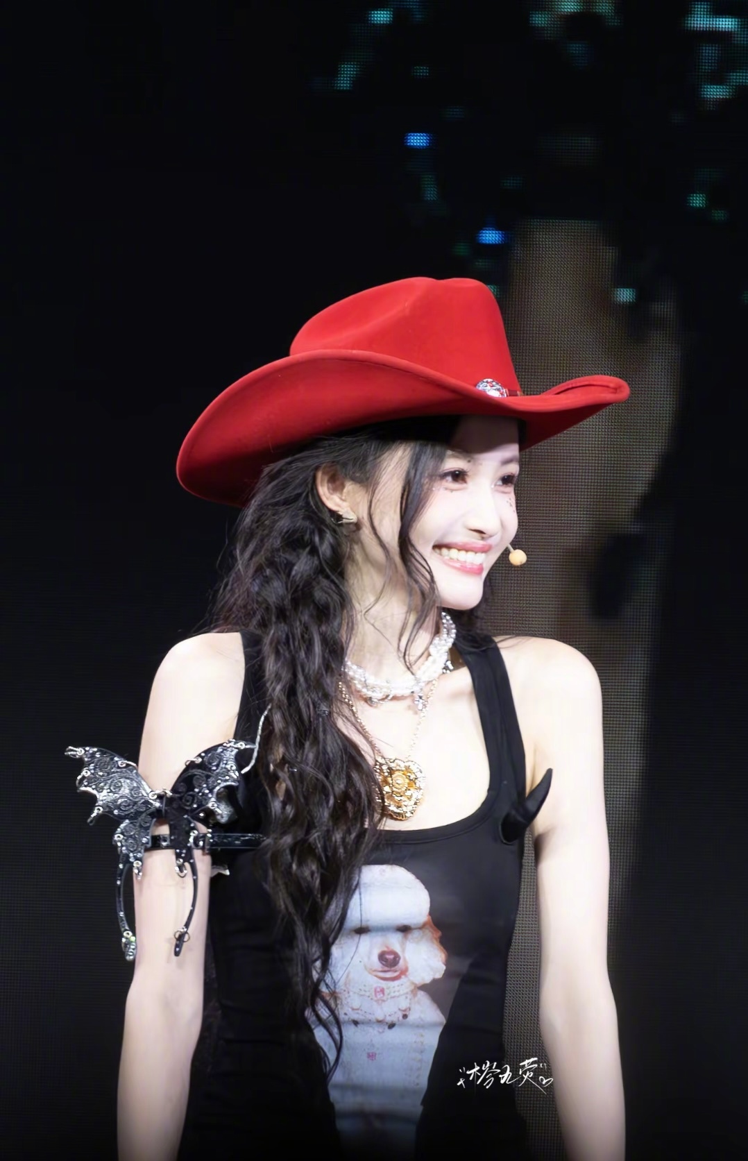 林小宅回顾生日会被感动哭了 谁能不被打动！小宅在直播中说聚光灯洒下，她站在舞台上