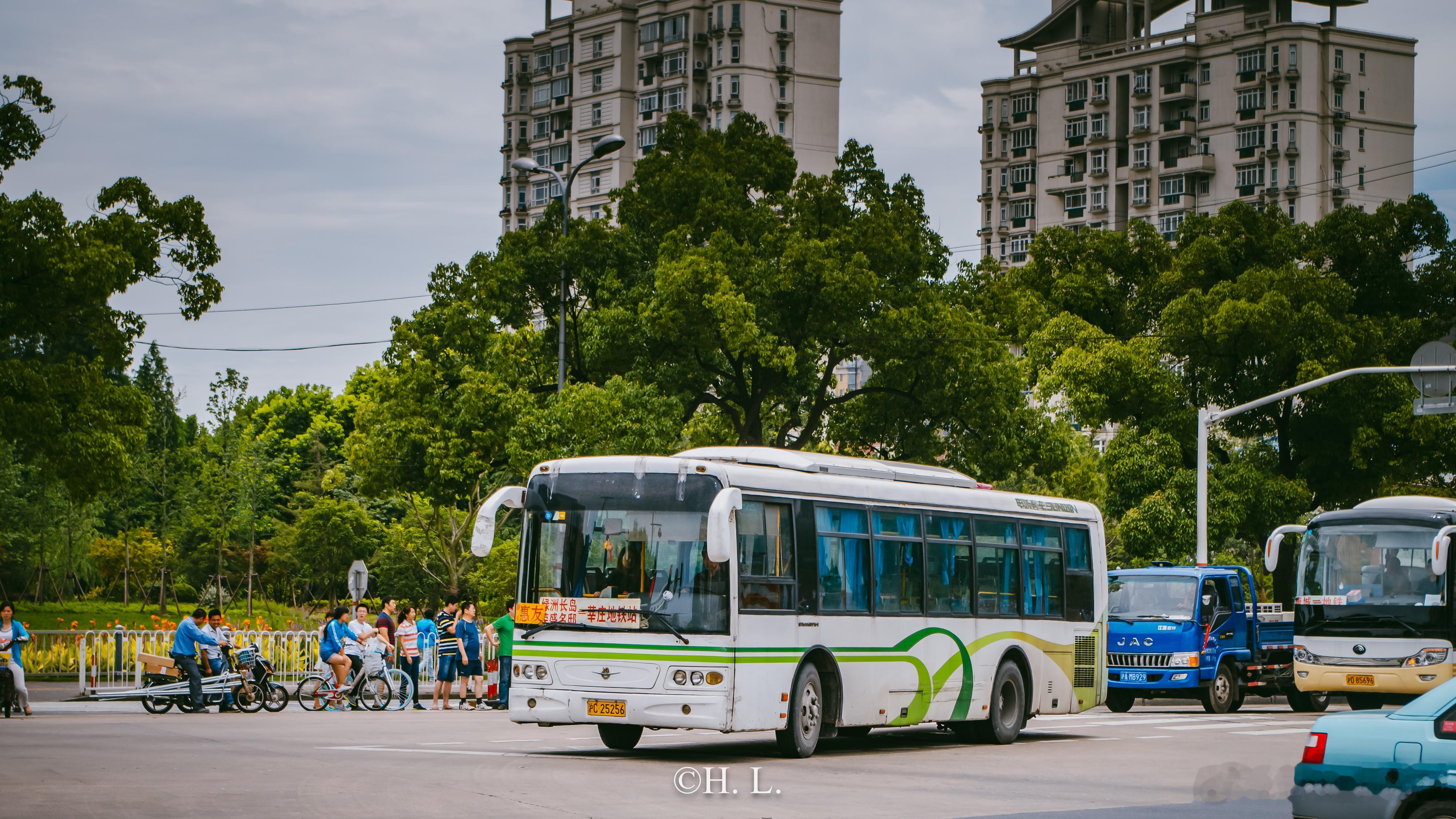 申沃SWB6105Y班车，后转给惠友运营。 