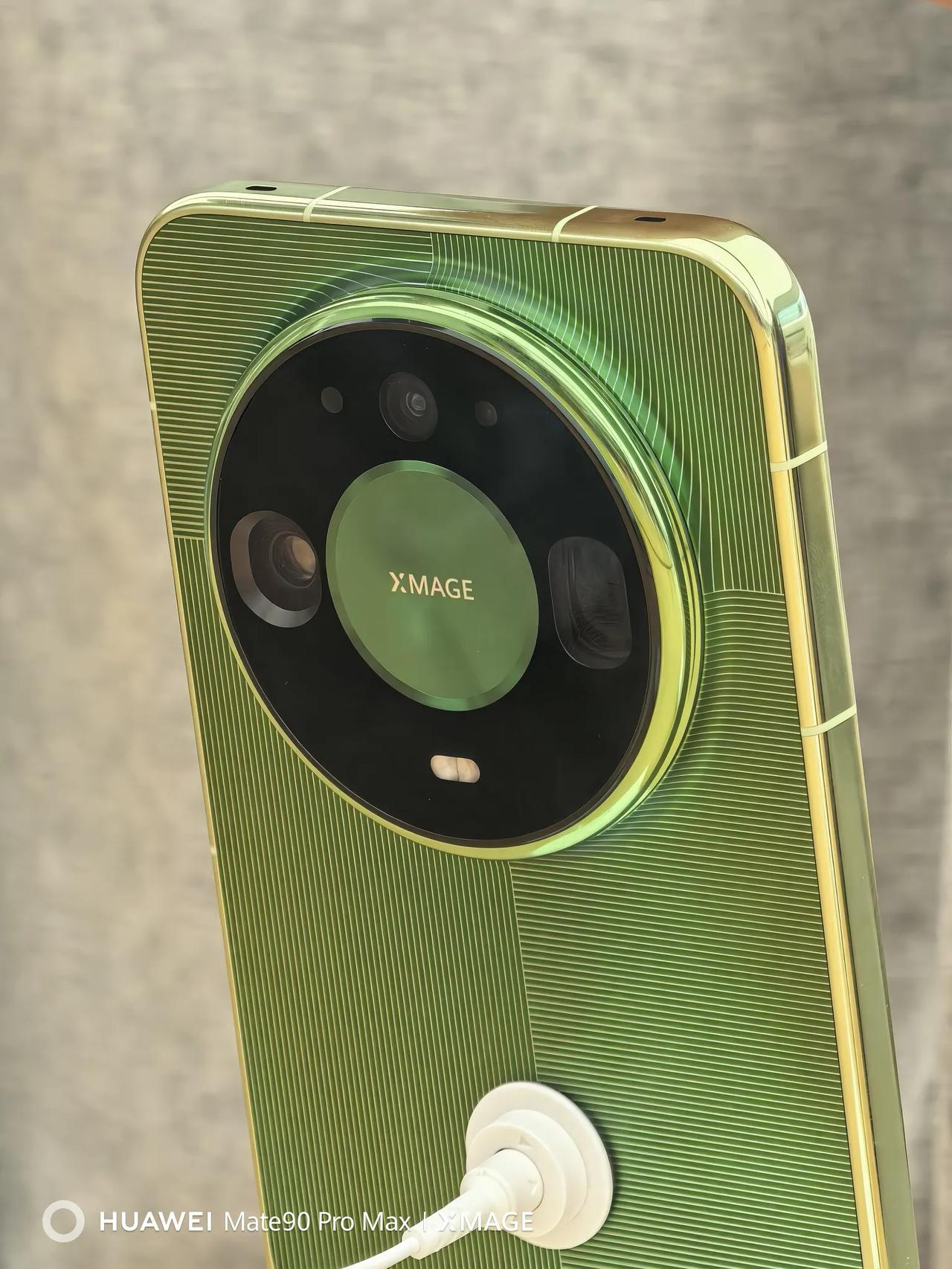 华为Mate 90 Pro Max随手拍，拍照效果如何？

主摄是24mm，提供