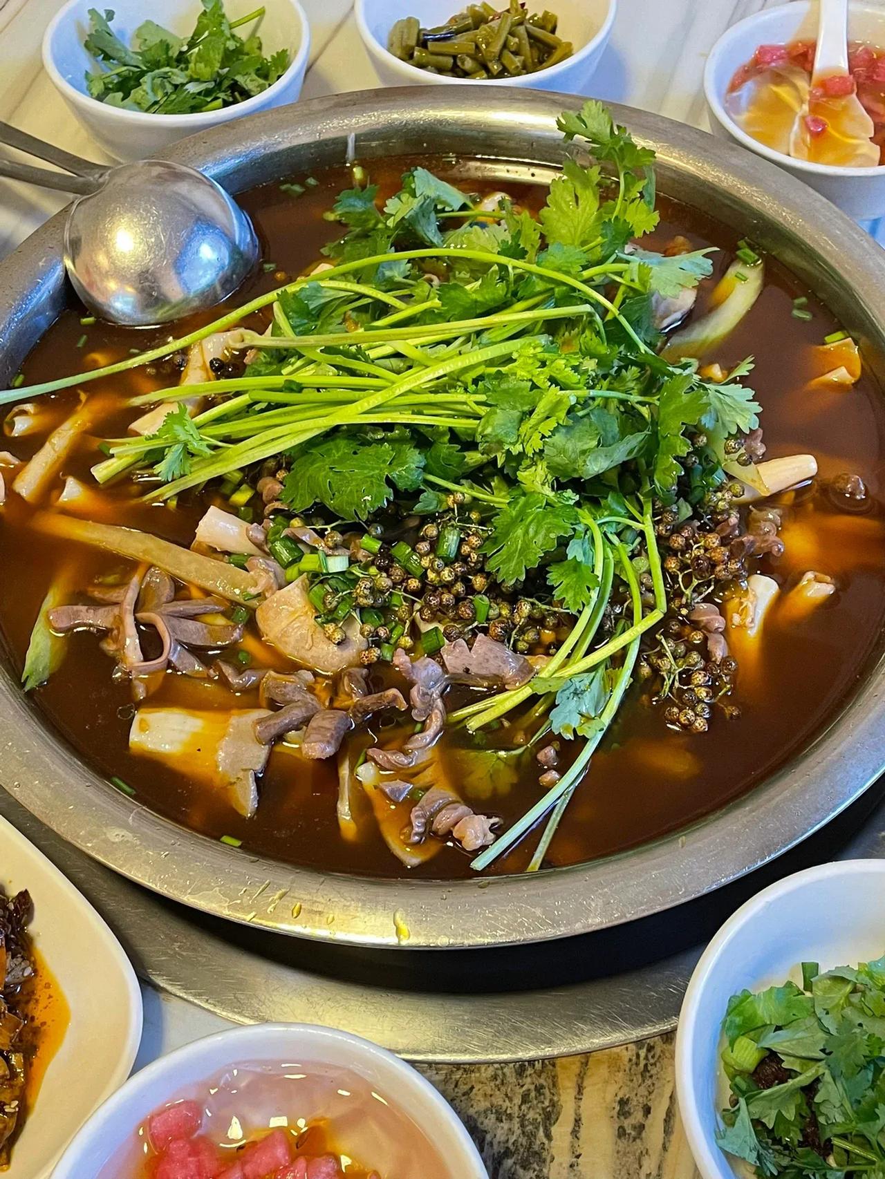 重庆…我不是最后一个知道这家店的吧


重庆少有的汤锅鸡杂，人均30r嘎嘎香，适