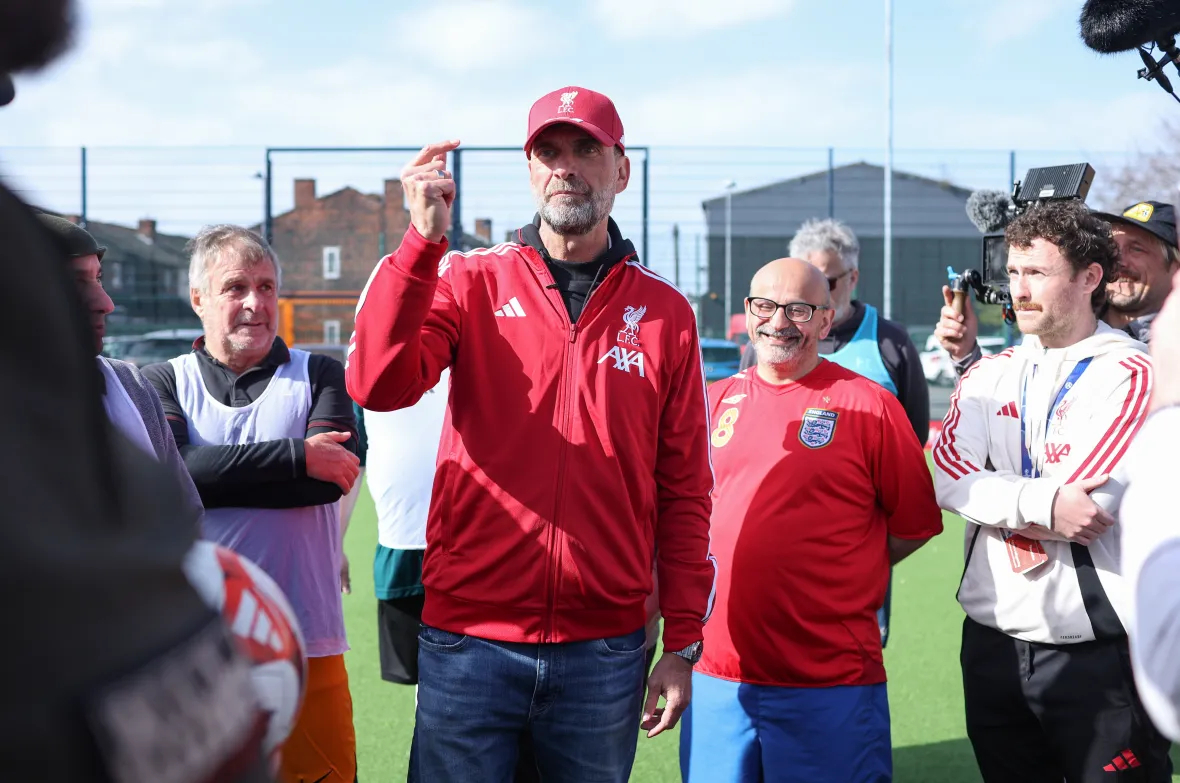 乔伊斯：在对阵多特蒙德的慈善赛前，克洛普参观了安菲尔德体育社区中心，回到了他昔日