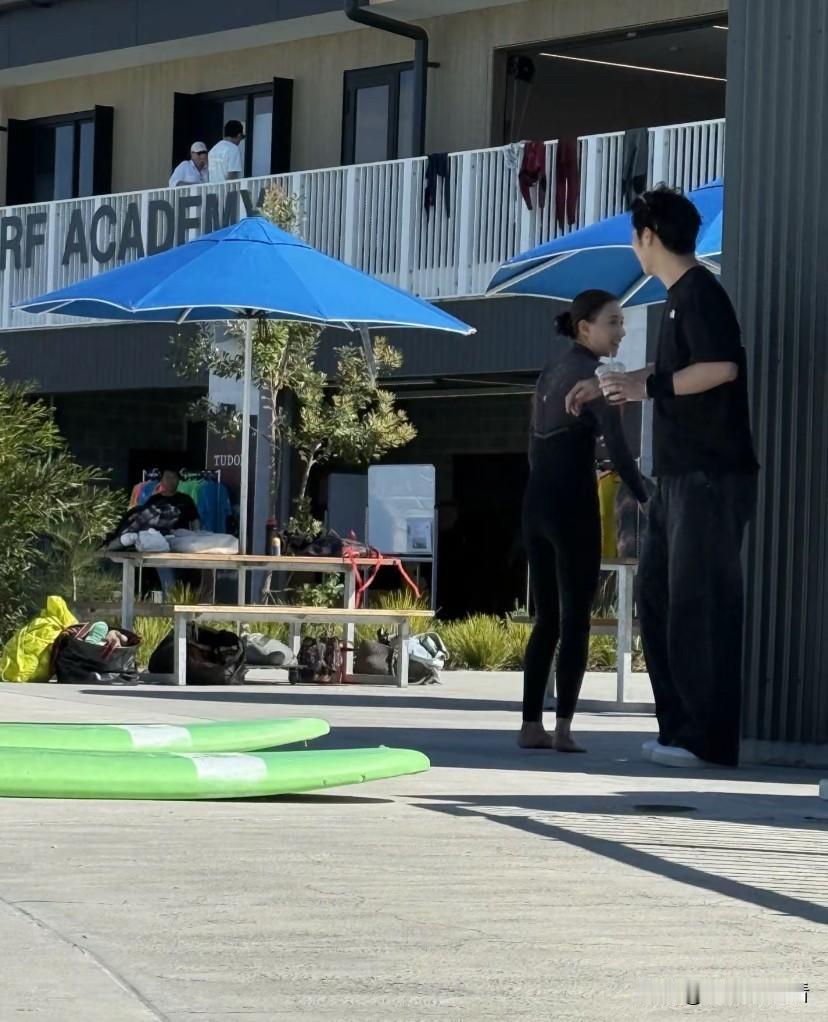 网友在悉尼偶遇何超莲和窦骁正在度假，感情很不错，之前曾传出过两人感情危机，很久没