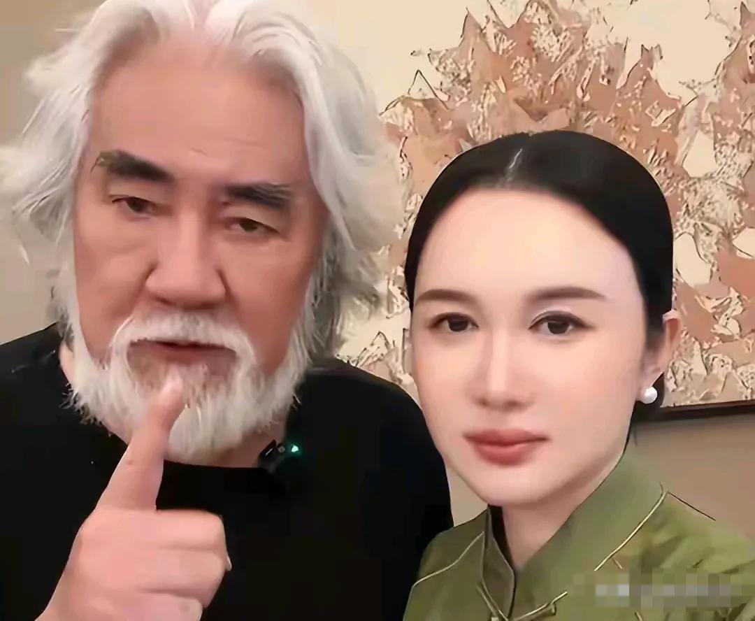 男人们不要羡慕张导白发苍苍还有青丝小娇妻陪伴。你看他，一把老骨头了还要带小娃娃，