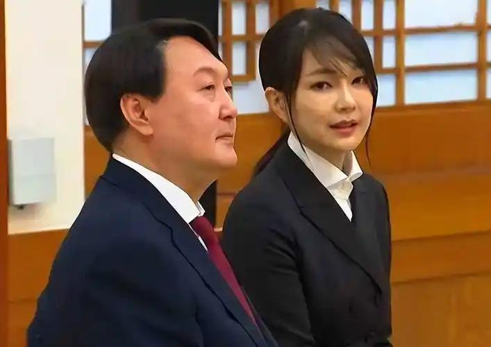韩国最惨的总统是尹锡悦，因为其他总统下台坐牢就1人，没有连累家人。而尹锡悦是丈母