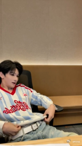 余宇涵年会中了一等奖 余宇涵年会中了一等奖，这就像他努力练习唱歌，终于唱出了直击