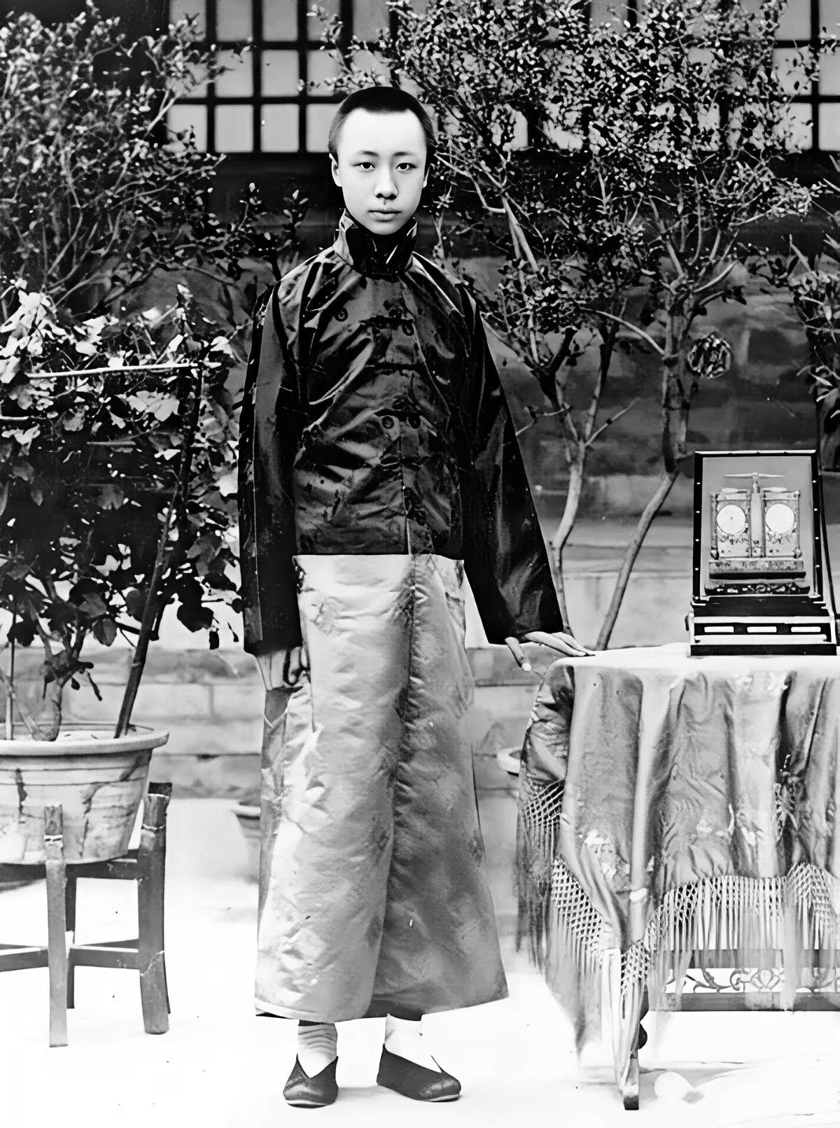 1922年，溥仪这年娶亲，婉容当皇后，文绣做淑妃。

场面按老规矩办，可清朝早就